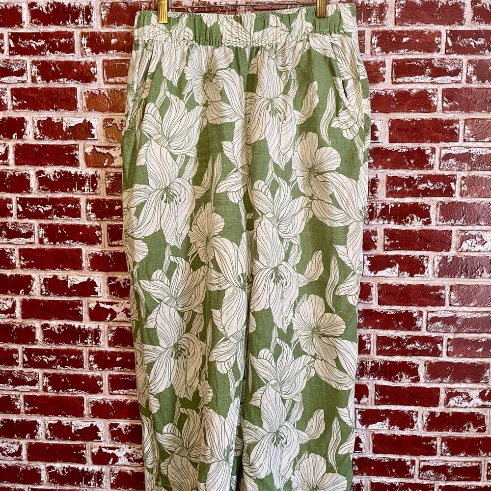 Tahari green/white floral linen wide leg pull on pants. Women’s Large
